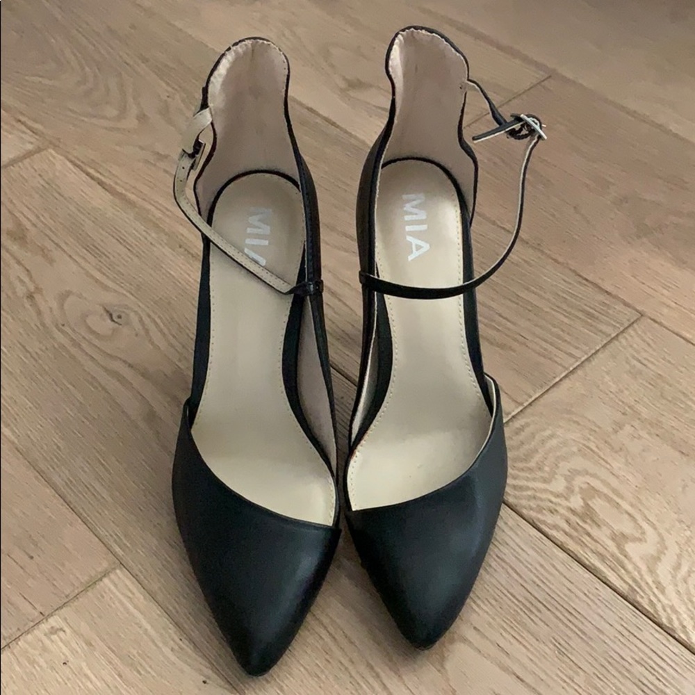 BRAND NEW: MIA black heels